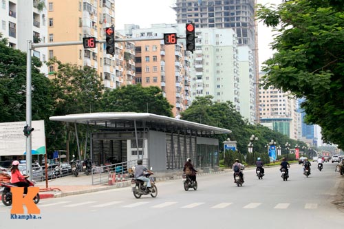 Cận cảnh nhà chờ xe buýt tự động đầu tiên ở Hà Nội - 1