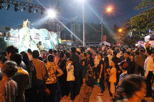 Hàng ngàn người dõi mắt xem biểu diễn nghệ thuật Điện Biên - 1