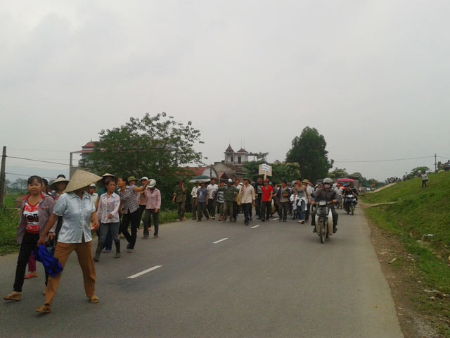 Phú Thọ: Dân kéo lên UBND huyện đòi thả người - 1