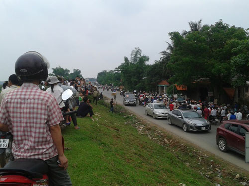 Phú Thọ: Dân kéo lên UBND huyện đòi thả người - 2