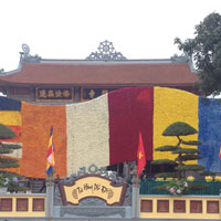 Lá cờ Phật giáo bằng hoa tươi lớn nhất châu Á
