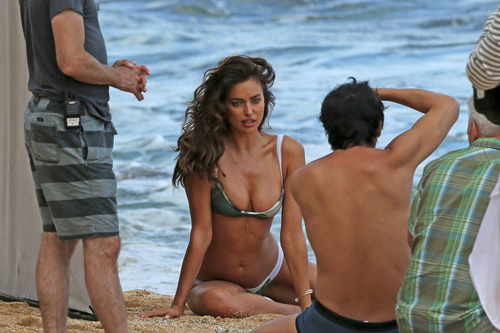 Bồ Ronaldo chật vật "né" paparazzi - 5