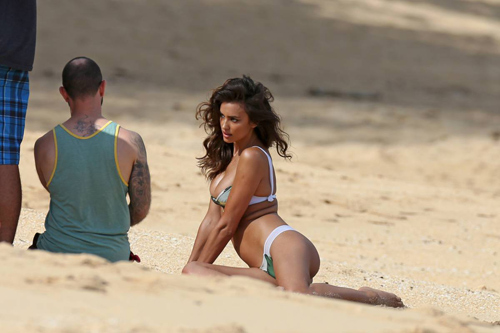 Bồ Ronaldo chật vật "né" paparazzi - 6