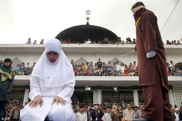 Indonesia: Ngoại tình, góa phụ bị 8 dân phòng hiếp dâm - 1