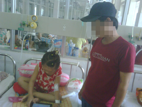 Bé gái bị dập tụy vì chơi xe điện đụng - 2