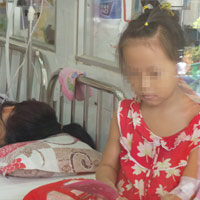 Sức khỏe đời sống - Bé gái bị dập tụy vì chơi xe điện đụng