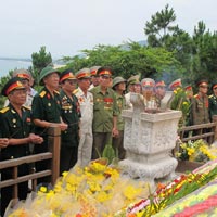 Tin tức trong ngày - Dòng người đổ về dâng hương Đại tướng Võ Nguyên Giáp