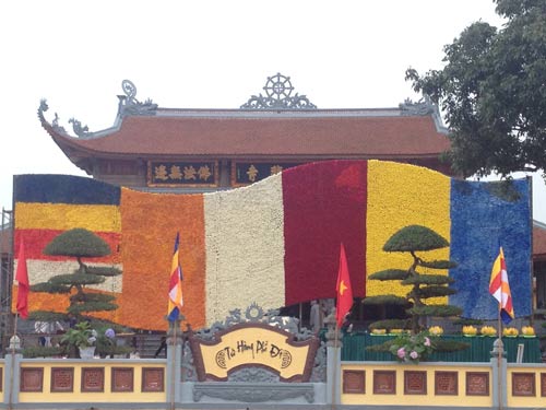 Lá cờ Phật giáo bằng hoa tươi lớn nhất châu Á - 1