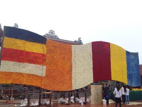 Lá cờ Phật giáo bằng hoa tươi lớn nhất châu Á - 2