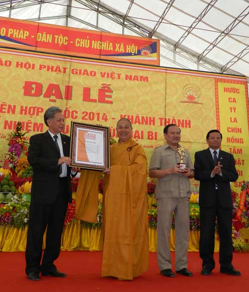 Lá cờ Phật giáo bằng hoa tươi lớn nhất châu Á - 3