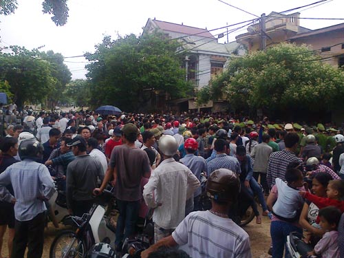 Kết luận vụ dân kéo lên UBND đòi thả người - 1