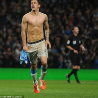 Bóng đá - SAO Man City ăn thẻ vì "khoe hàng" mừng bàn thắng