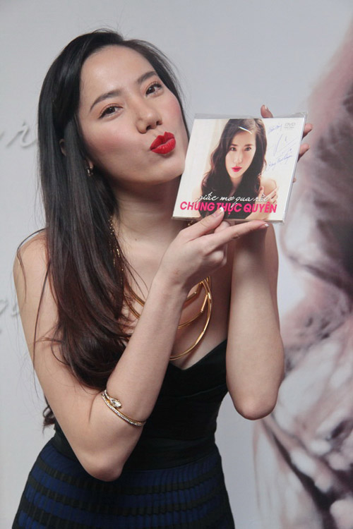 7 chân dài Việt thất bại khi cầm mic - 1