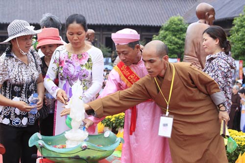 Chùm ảnh: Dân tranh nhau té nước... tắm cho Phật - 3