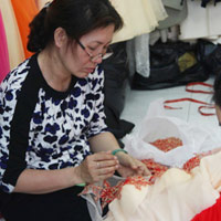 Thời trang công sở - Chợ áo cưới bình dân "hút" người thu nhập thấp