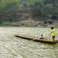 Tin tức trong ngày - Lật thuyền, 2 mẹ con bị nước cuốn trôi