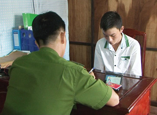 Cảnh sát dỏm mang... súng nhựa đi cướp - 1