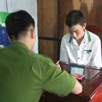 Pháp luật - Cảnh sát dỏm mang... súng nhựa đi cướp