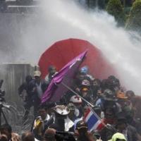 Tin tức trong ngày - Cảnh sát Thái Lan dùng vòi rồng chống biểu tình