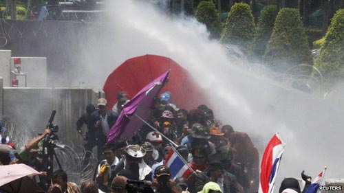 Cảnh sát Thái Lan dùng vòi rồng chống biểu tình - 1