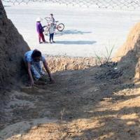 Tin tức trong ngày - Lạ lùng: Làm đường, dân phải... bò lên nhà