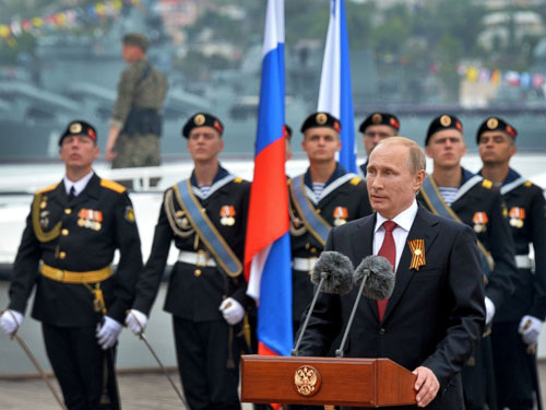 Putin bất ngờ tới Crimea, Mỹ phản ứng quyết liệt - 1
