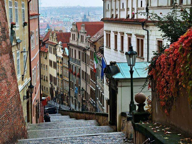 5. Prague, Cộng hòa Séc. Prague được ghi nhận là trung tâm chính trị, văn hóa và kinh tế lớn nhất thời trung cổ của châu Âu. Giờ đây, thành phố đang bắt đầu hòa nhịp với những giá trị mới mẻ. Dù bạn bước vào tòa nhà Dancing hiện đại hay Lâu đài Praha cổ kính, thì vẫn sẽ cảm nhận được sự cân bằng hoàn hảo giữa cái mới và cũ ở thành phố này.
