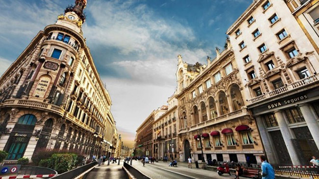 15. Barcelona, ​​Tây Ban Nha. Barcelona là thành phố được xây dựng từ nhiều thế kỷ trước. Những dãy nhà nằm san sát nhau trên các con phố nhỏ là đặc trưng nơi đây. Bạn chỉ sẽ nhìn thấy sự xa hoa và giàu có của thành phố này khi đến với các khu nghỉ dưỡng trên biển.
