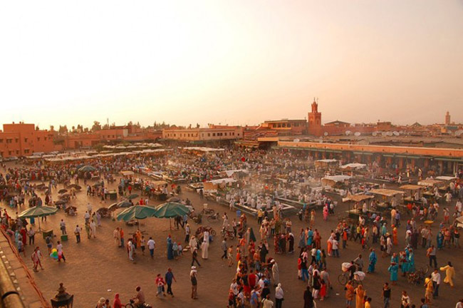 6. Thành phố Marrakech, Ma-rốc. Với các khu chợ tấp nập và đầy màu sắc, thành phố Marrakech là nơi lý tưởng cho những ai muốn trải nghiêm hương vị của cuộc sống Ma-rốc truyền thống. Taj Palace là điểm đến sang trọng cho du khách cái nhìn toàn cảnh về vùng đất này từ dãy núi Atlas.
