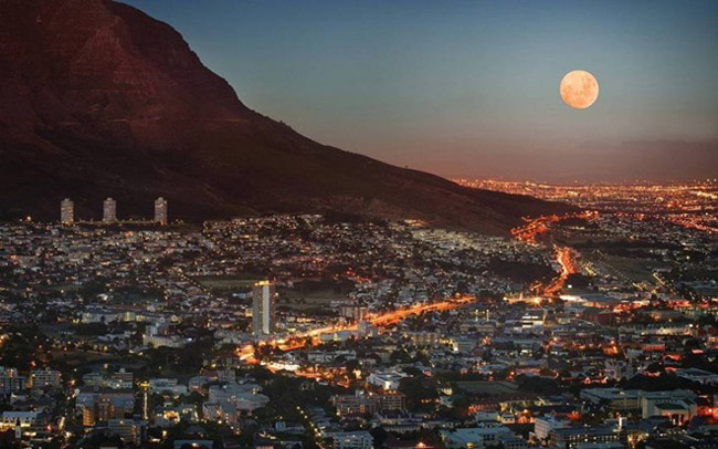 19. Cape Town, Nam Phi. Cape Town (là thành phố đông dân thứ nhì Nam Phi, nơi được bao bọc bởi một bên là núi đá cao cheo leo, một bên là biển rộng hoang sơ. Thành phố này là một trong những địa điểm phát triển nhất Châu Phi ngày nay. Du khách vẫn có thể bắt gặp lối kiến trúc phương Tây khi dạo quanh  Cape Town bởi vùng đất này từng là thuộc địa của các nước tây Âu.
