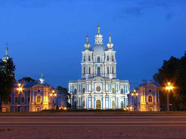 16. St. Petersburg, Nga. St. Petersburg đã được coi là cầu nối văn hóa giữa Nga với phương Tây. Không giống như Moscow, gắn liền với hình ảnh gạch đỏ và mái vòm, thành phố St. Petersburg có lối kiến ​​trúc tân cổ điển được thiết kế bởi người Ý, mang hơi thở châu Âu giữa lòng nước nga. 
