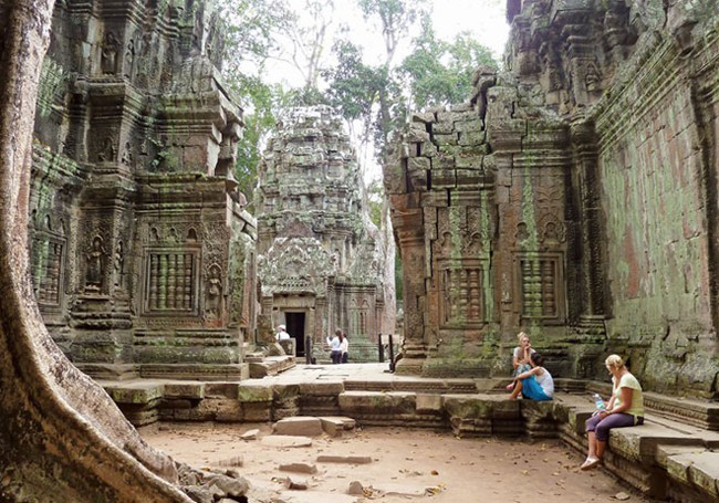 9. Siem Reap, Campuchia. Tỉnh Siem Reap nơi có quần thể kiến trúc  Angkor Wat, thành phố nổi tiếng với ngôi chùa và những tượng đài tôn giáo lớn nhất trên thế giới. Nếu như Angkor Wat cho du khách giác phiêu lưu, khám phá những trải nghiệm văn hóa mới mẻ thì Siem Reap sẽ là nơi để khách tham quan nghỉ dưỡng với những địa điểm vui chơi, thư giãn lý thú.
