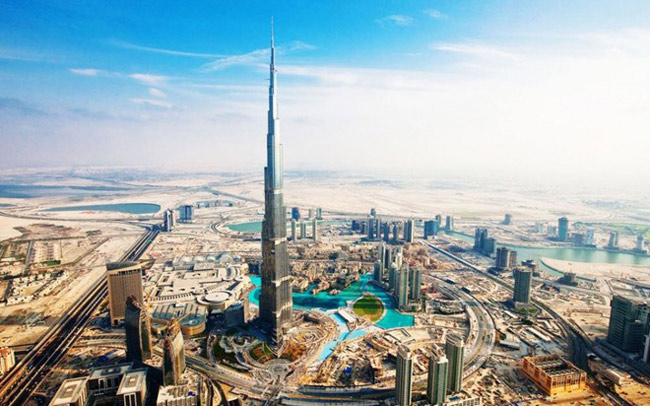 17. Dubai, tiểu vương quốc Ả Rập. Đến với Dubai, bạn sẽ có cơ hội chiêm ngưỡng tòa nhà cao nhất thế giới Burj Khalifa,  cũng như Dubai Mall, trung tâm mua sắm lớn nhất hành tinh. Ngoài ra, những hòn đảo nhân tạo tuyệt vời và các bãi tắm đẹp cũng là những địa điểm vui chơi lý tưởng thu hút du khách gần xa. Có thể nói, Dubai ngày nay đã trải qua một cuộc đại lột xác bởi trong những năm 1970, nơi đây vẫn còn là những bộ lạc hoang sơ.
