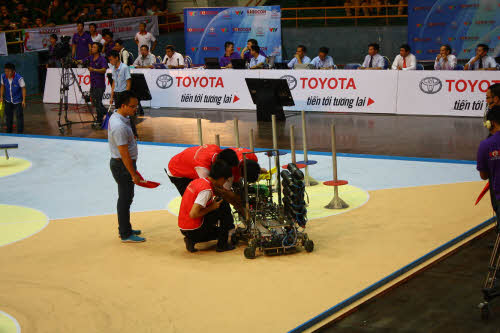 Ngược dòng ngoạn mục tại Chung kết Robocon ngày thứ 3 - 1