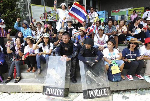 Thái Lan: Hàng loạt đài truyền hình bị chiếm giữ - 1