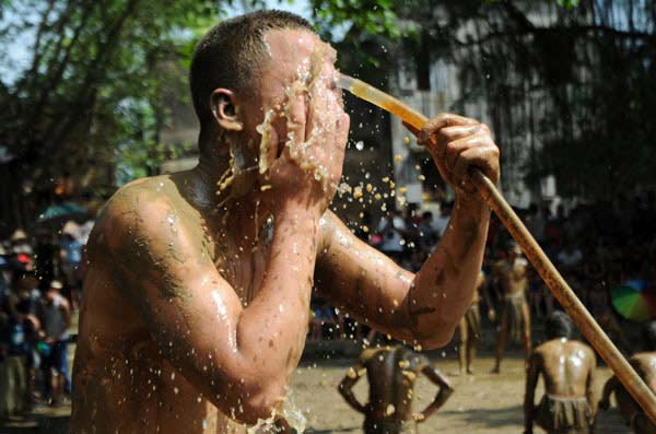 Chùm ảnh: Trai làng đóng khố vật cầu bùn - 12