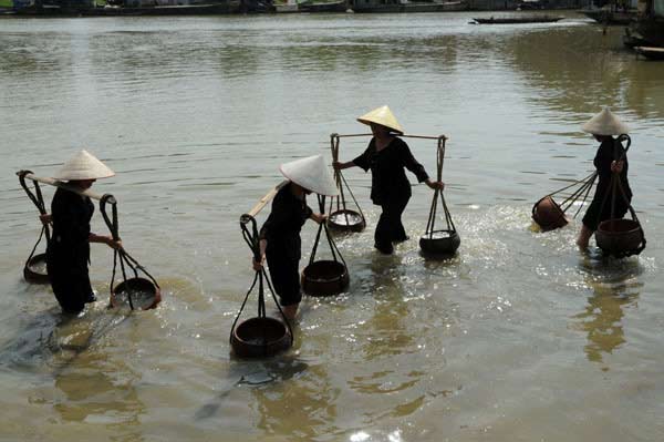 Chùm ảnh: Trai làng đóng khố vật cầu bùn - 13