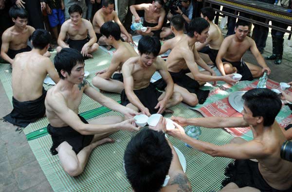 Chùm ảnh: Trai làng đóng khố vật cầu bùn - 1