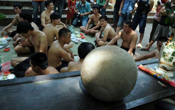 Chùm ảnh: Trai làng đóng khố vật cầu bùn - 2