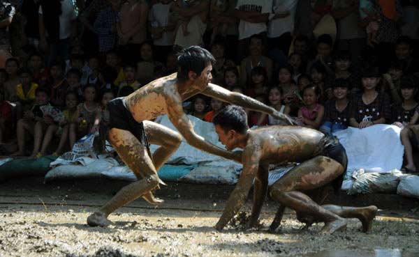 Chùm ảnh: Trai làng đóng khố vật cầu bùn - 3