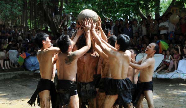 Chùm ảnh: Trai làng đóng khố vật cầu bùn - 4