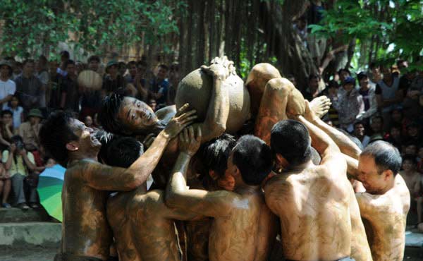 Chùm ảnh: Trai làng đóng khố vật cầu bùn - 5