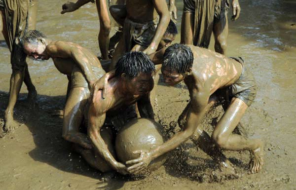 Chùm ảnh: Trai làng đóng khố vật cầu bùn - 7