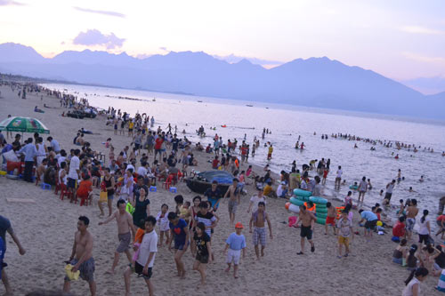 Người Đà Nẵng “quay cuồng” trong nắng nóng đầu mùa - 10