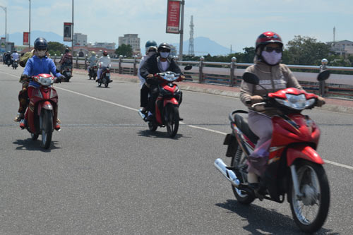 Người Đà Nẵng “quay cuồng” trong nắng nóng đầu mùa - 2