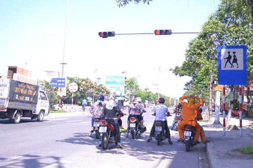 Người Đà Nẵng “quay cuồng” trong nắng nóng đầu mùa - 4