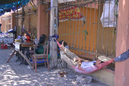 Người Đà Nẵng “quay cuồng” trong nắng nóng đầu mùa - 5