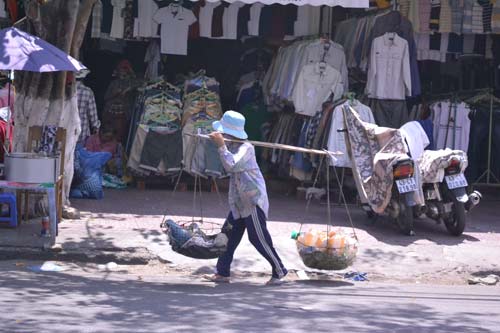 Người Đà Nẵng “quay cuồng” trong nắng nóng đầu mùa - 7