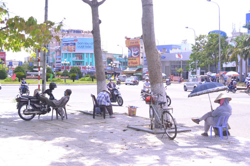 Người Đà Nẵng “quay cuồng” trong nắng nóng đầu mùa - 9