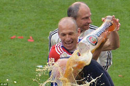 Pep "tắm bia" ăn mừng cùng các học trò - 3